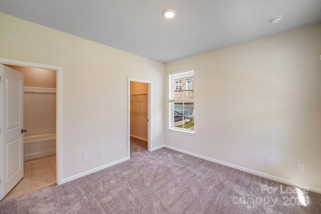 Building Photo - 10013 Hemingway Pl