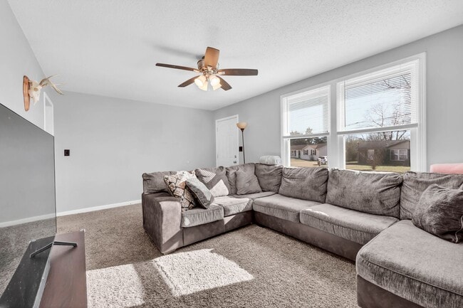 Building Photo - 215 Aster Dr