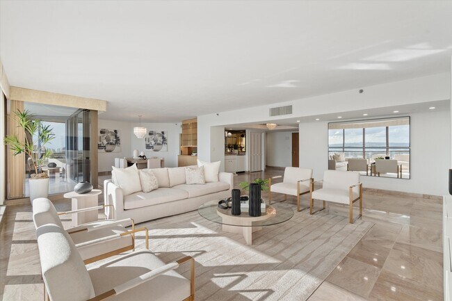 Building Photo - 100 Lakeshore Dr