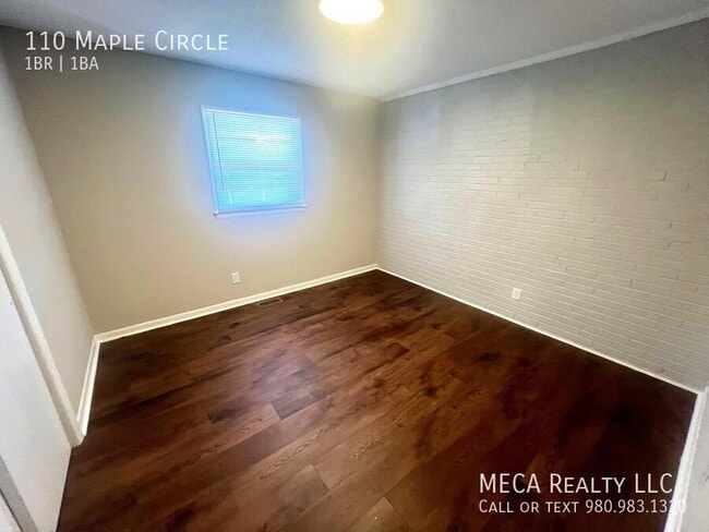 Building Photo - 110 Maple Cir