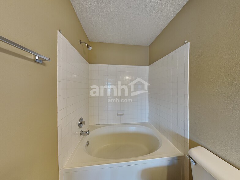 Building Photo - 15065 Fawn Hollow Ln