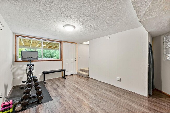 Building Photo - Spacious 4 Bed Lakewood Home w/ 2 Kitchens...
