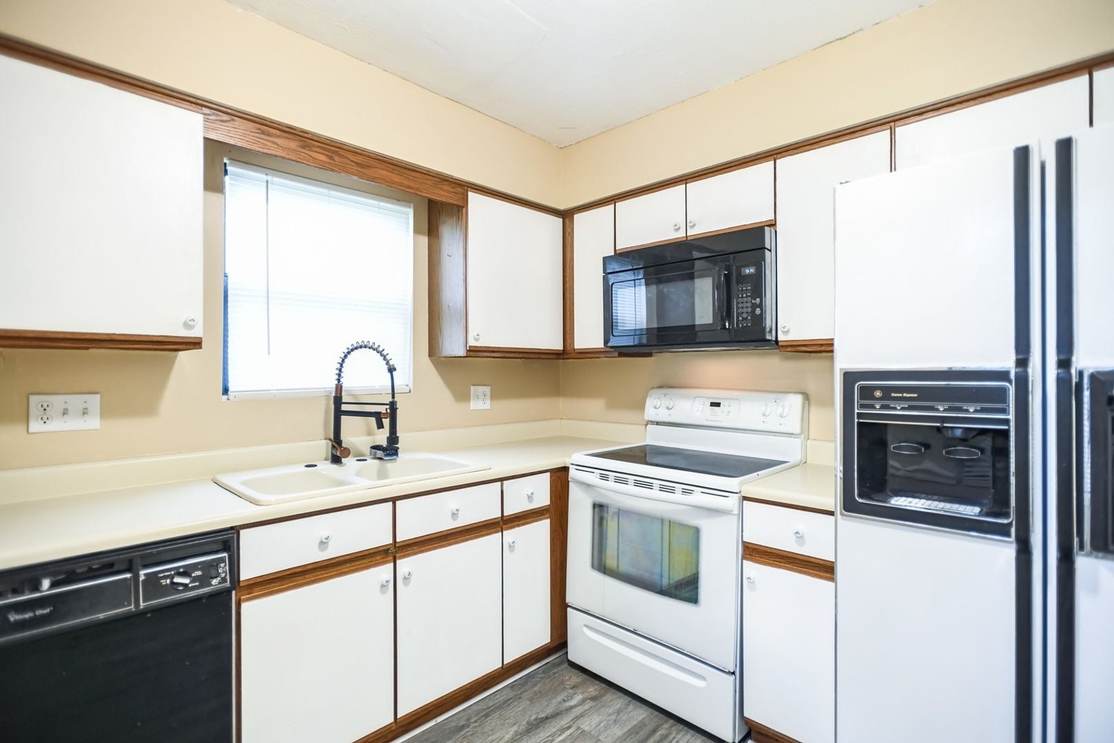 Building Photo - 301 Abbey Cir