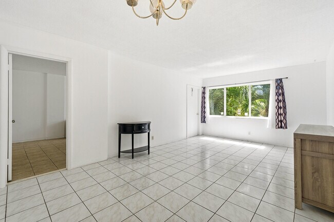 Building Photo - 1333 E Hallandale Beach Blvd