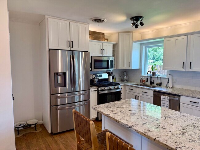Building Photo - 707 Dumont Dr