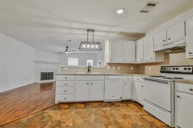 Building Photo - Wonderful 3/2/2 in North Lubbock!