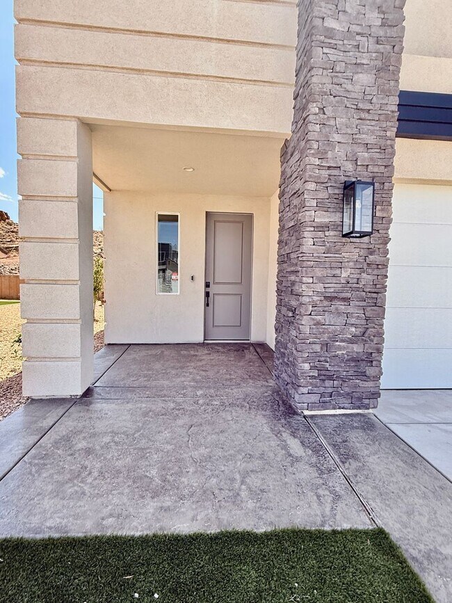 Building Photo - BRAND NEW Four Bedroom Townhome in Desert Canyon