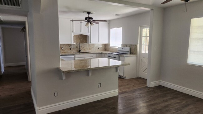 Building Photo - Great Centrally located 3 bedroom home wit...