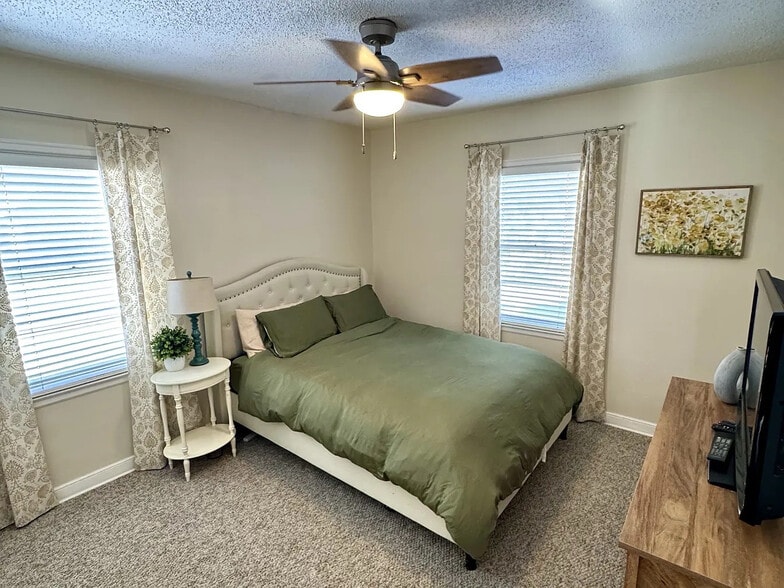 Building Photo - 4147 Yates Ave N