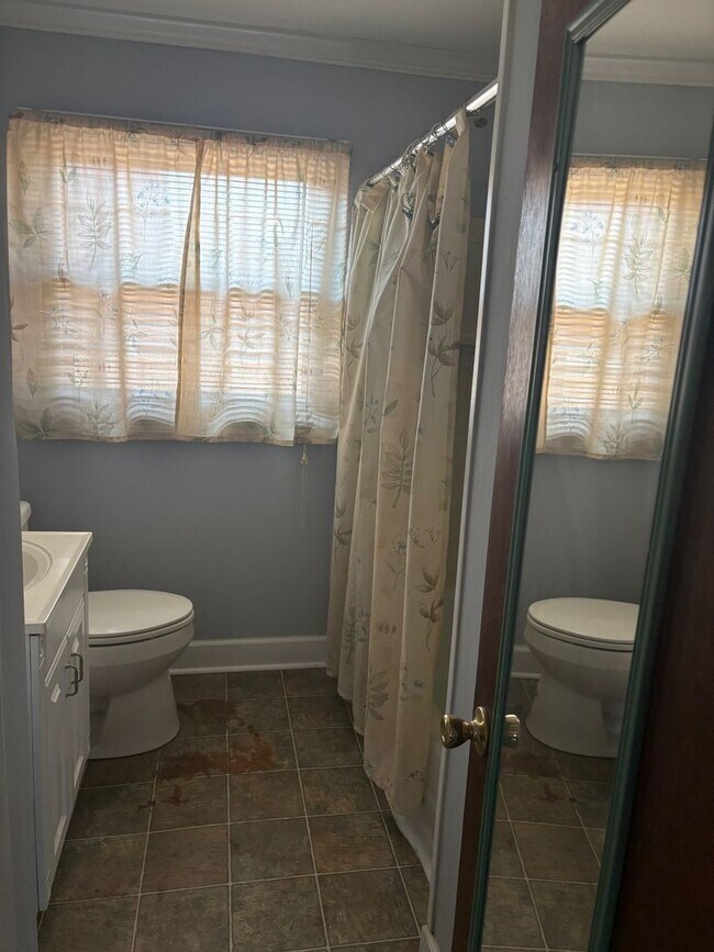 Building Photo - 3 Bedrooms and 1 Bathroom