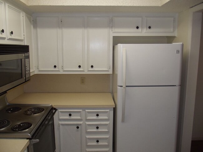 Building Photo - 1 Bedroom, 1 Bath with Carport - Raintree Manor Condo