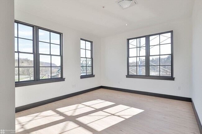 Building Photo - 2 bedroom / 2 bathroom apartment at Waterm...