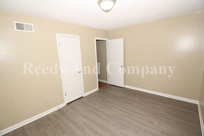 Building Photo - 3685 Bryn Mawr Dr