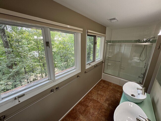Building Photo - Fantastic 4 Bed 3.5 Bath Townhome With Sun...