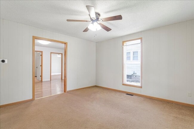 Building Photo - short term lease available