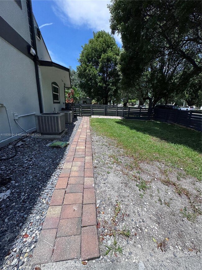 Building Photo - 755 N Crescent Dr