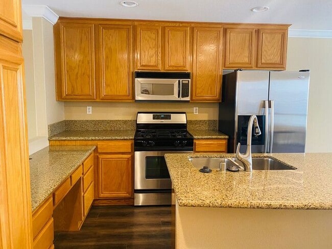 Building Photo - Move In Ready! 2 bedrooms 2.5 bath Townhom...