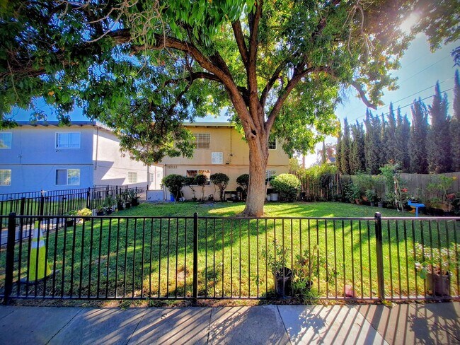 Building Photo - 1652 Crucero Dr
