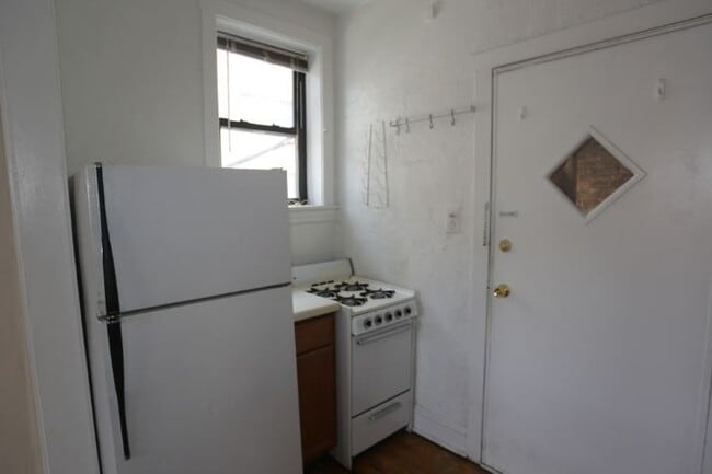 Building Photo - 6265 W Cornelia Ave