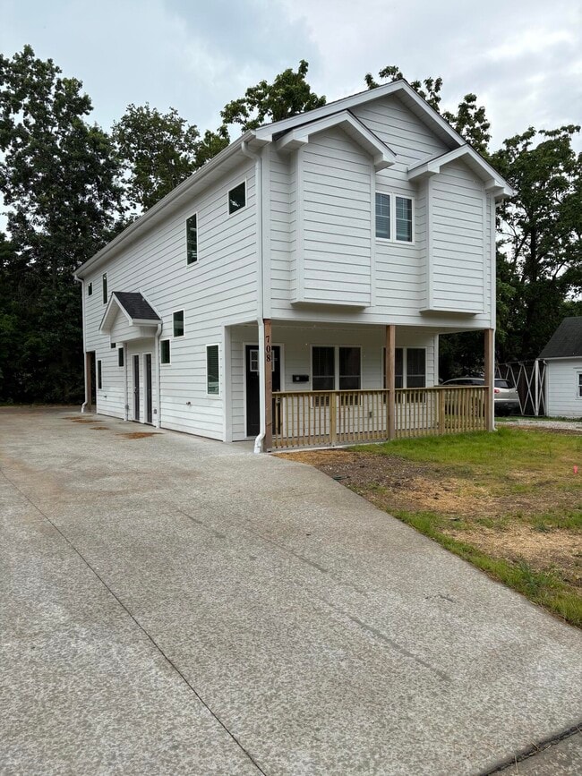 Primary Photo - 708 N William St