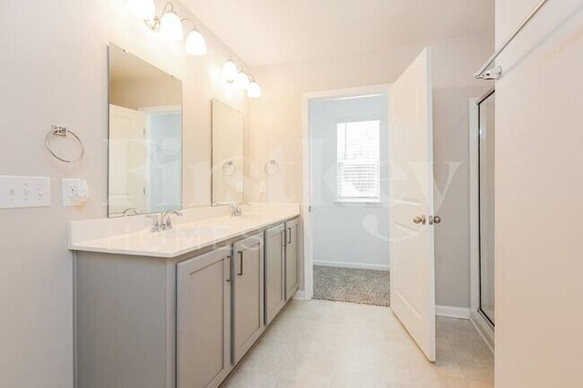 Building Photo - 817 Neosho Ct