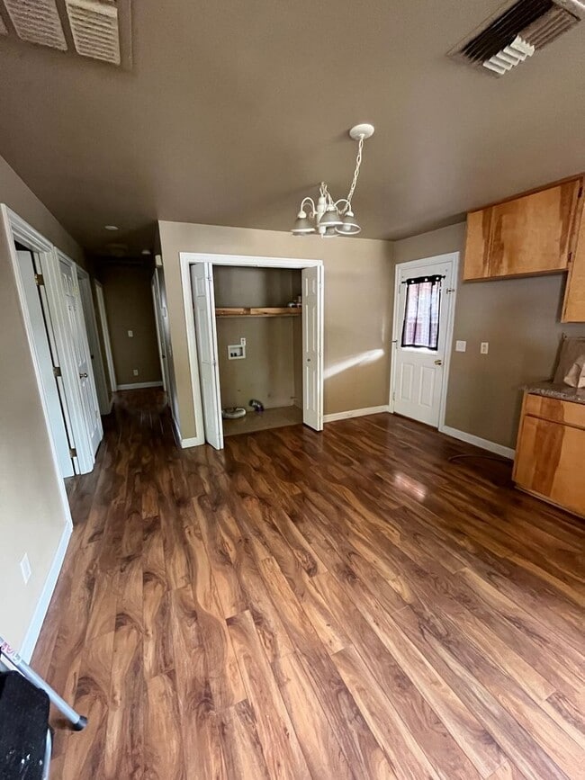 Building Photo - Great 3 bdrm, 1.5 bath house