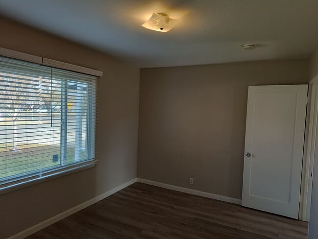 Building Photo - Fabulous home with huge park like yard!