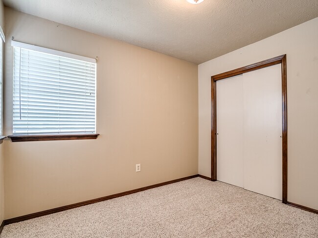 Building Photo - 1320 Frederick Dr