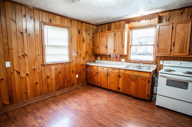 Building Photo - 521 N Chamberlain Ave