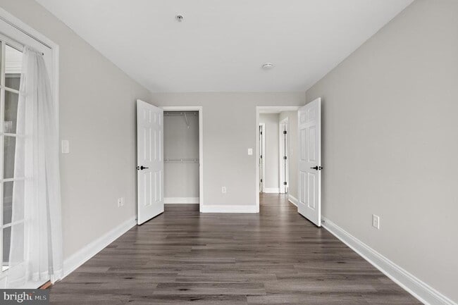 Building Photo - 6520 Lake Park Dr