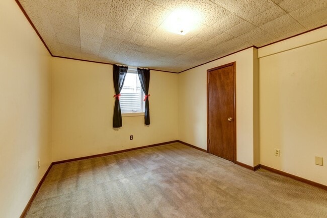 Building Photo - Great 4 Bedroom 3 Bath Home with 2 Car Garage and Covered Patio!