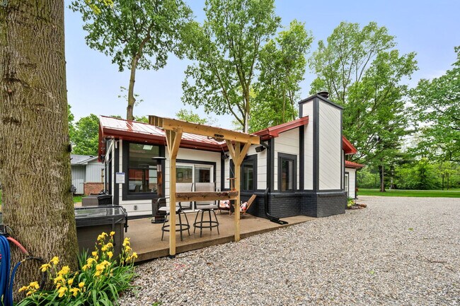 Building Photo - 6220 Wahpihani Dr