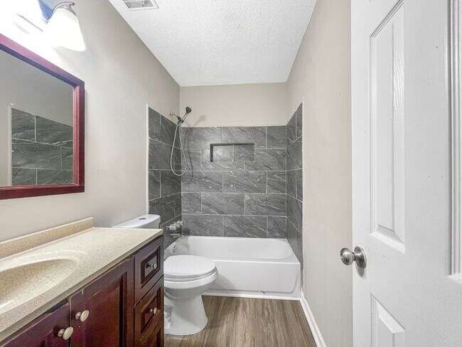 Building Photo - 2135 Valley Oaks Dr SE