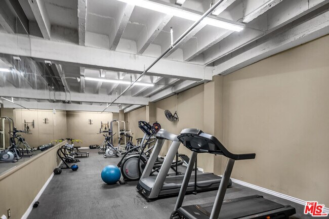 Building Photo - 312 W 5th St