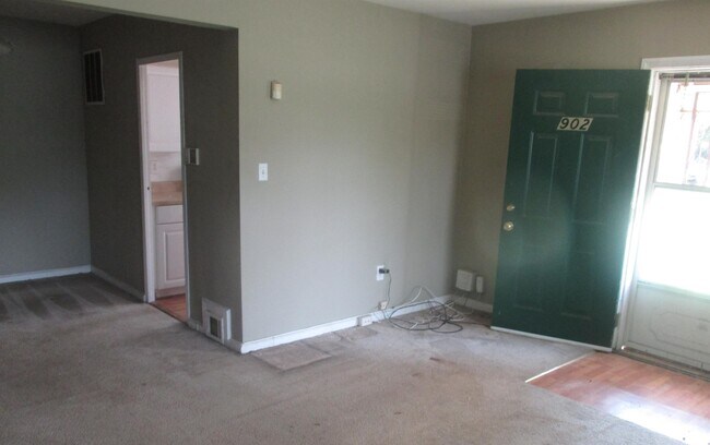 Building Photo - 902 7th St