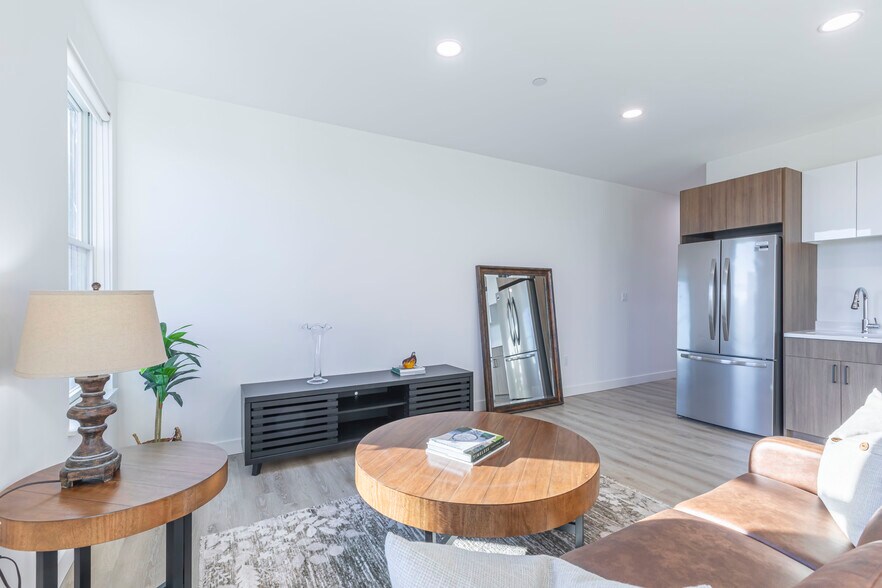 Building Photo - 319 Broadway