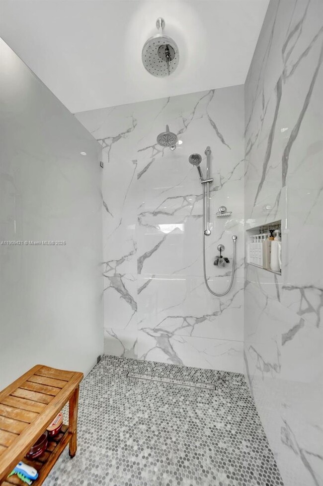 Building Photo - 544 N Victoria Park Rd