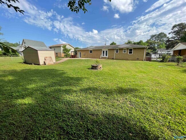 Building Photo - 304 Meadowbrook Dr SE