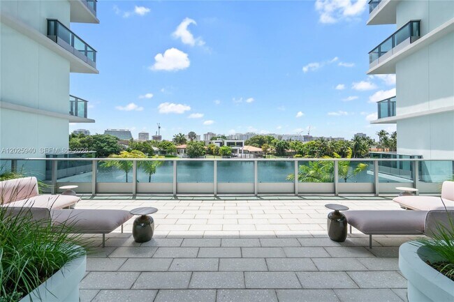 Building Photo - 9221 E Bay Harbor Dr