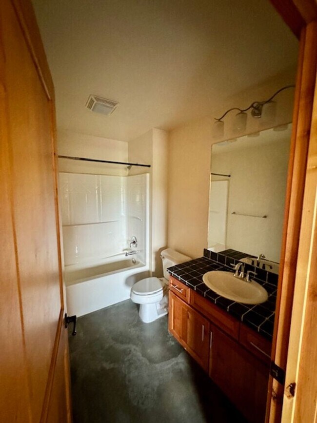 Building Photo - 3-Bedroom, 2-Bathroom Single-Level Home in Bozeman, MT