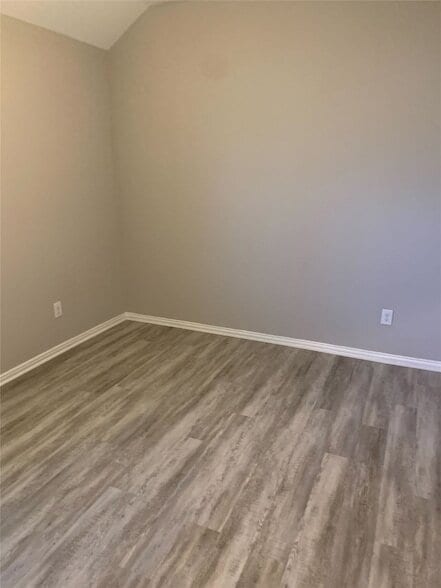 Building Photo - 805 Oakmont Dr