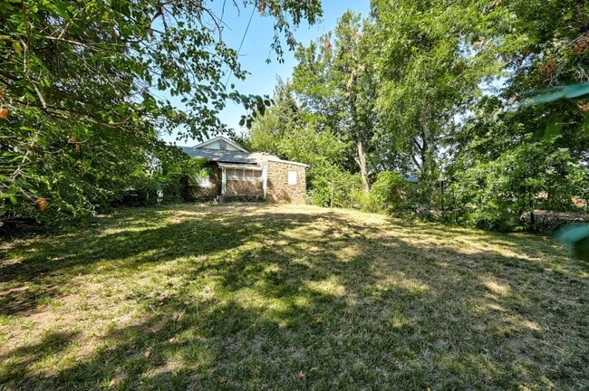 Building Photo - Large 2 bed / 1 bath house! 3 Minutes from I-235, and 10 Minutes from Bricktown!