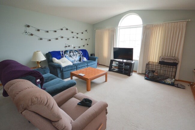 Building Photo - One level living in this end unit townhome!