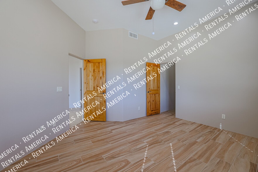 Building Photo - 14731 E Dixileta Dr