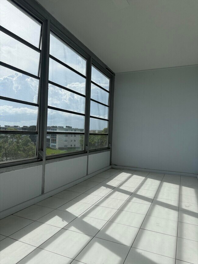 Building Photo - 4085 Cornwall E