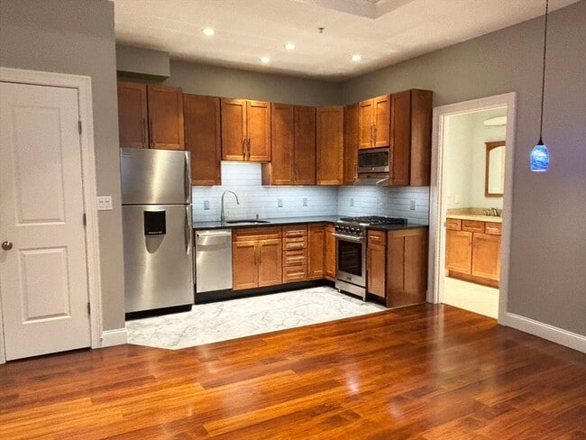 Building Photo - 1 Charles St S