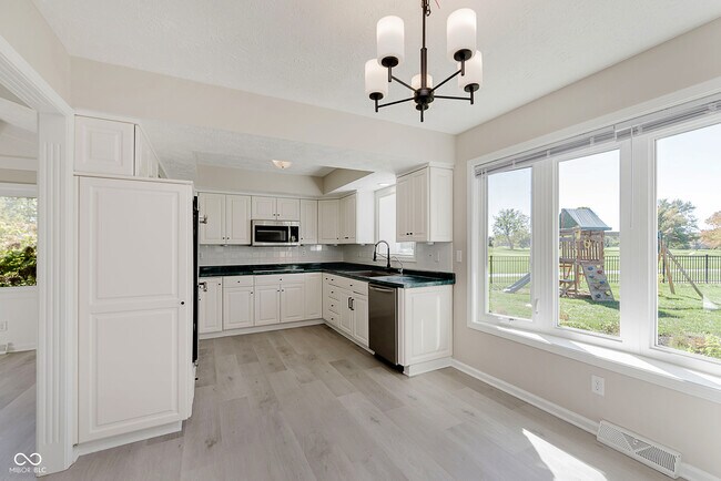 Building Photo - 3037 Golfview Dr