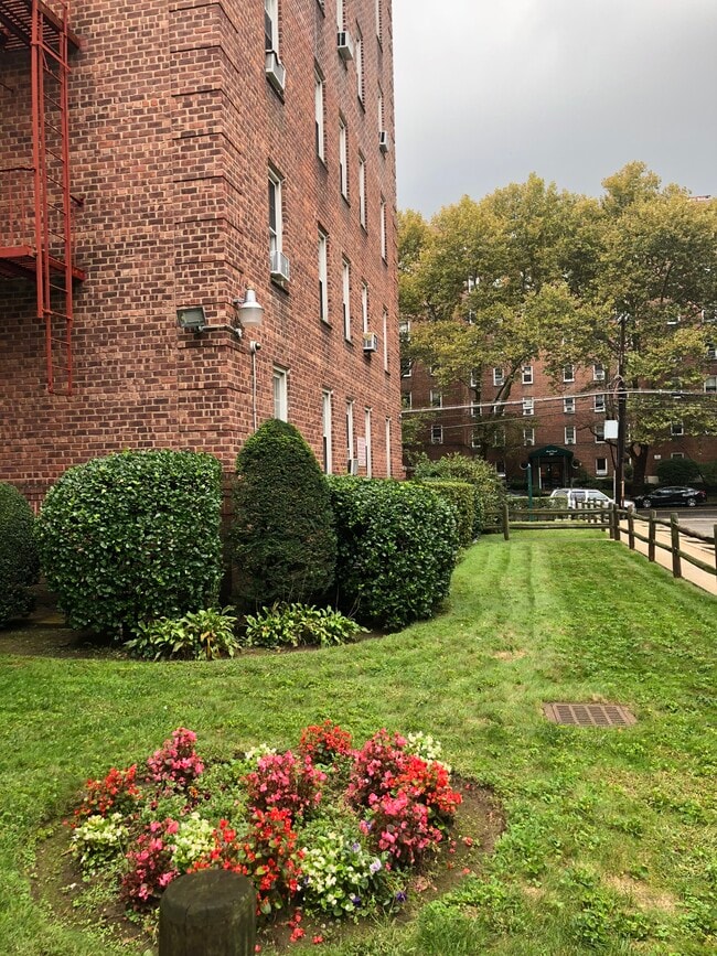 Primary Photo - 754 Bronx River Rd