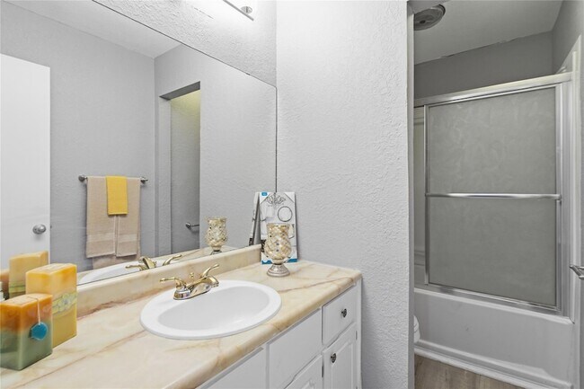 Building Photo - 2410 Buttercup Cir