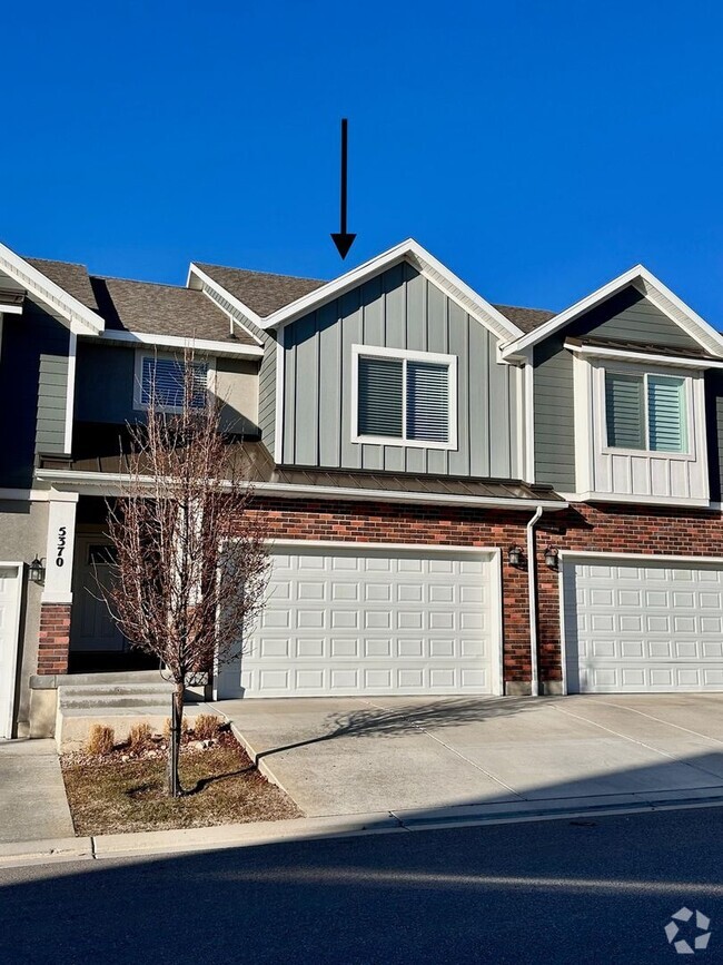Building Photo - Beautiful townhome walking distance to eve...